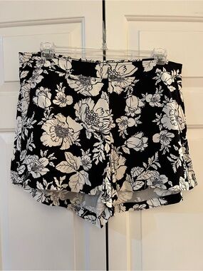 Old Navy Black and White Floral Shorts Size XL